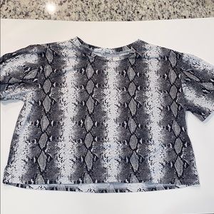 💿snake print crop top💿